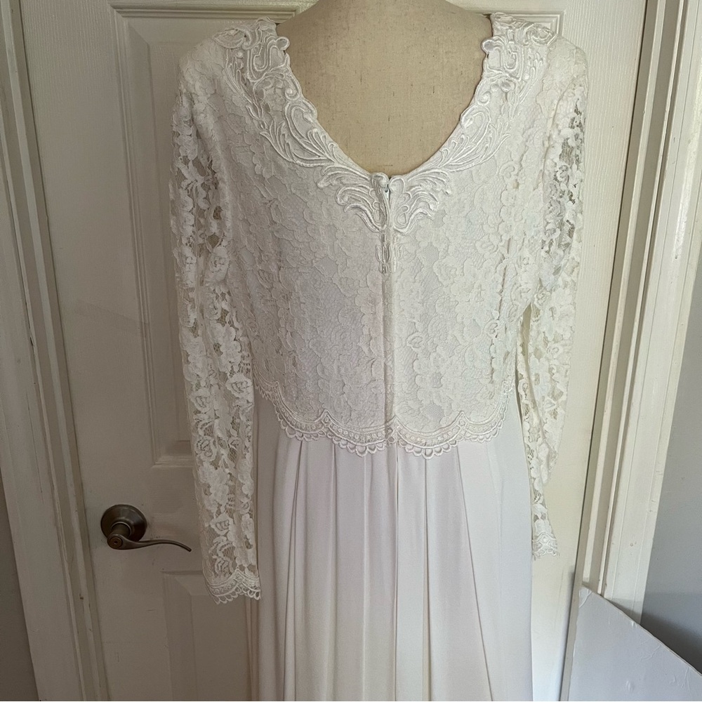 Jessica McClintock Ivory Lace Wedding Dress (14) - Picture 6 of 13